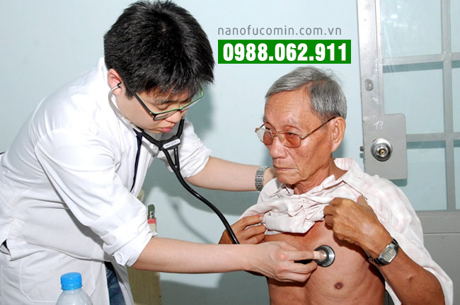 Bác sĩ thăm khám bệnh nhân Bác sĩ thăm khám bệnh nhân